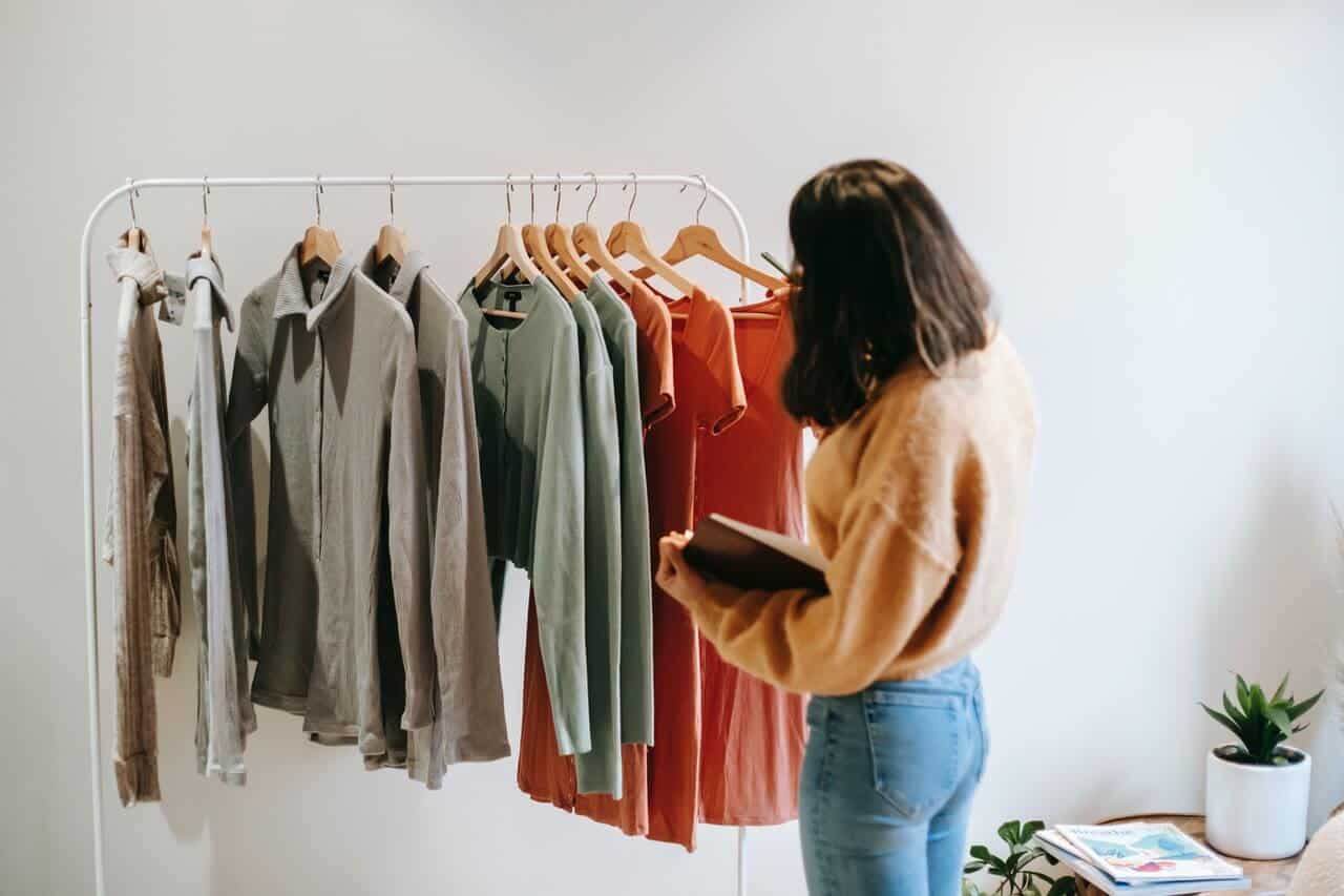 Garderoba kapsułowa – garść przydatnych wskazówek, które pomogą Ci ją stworzyć