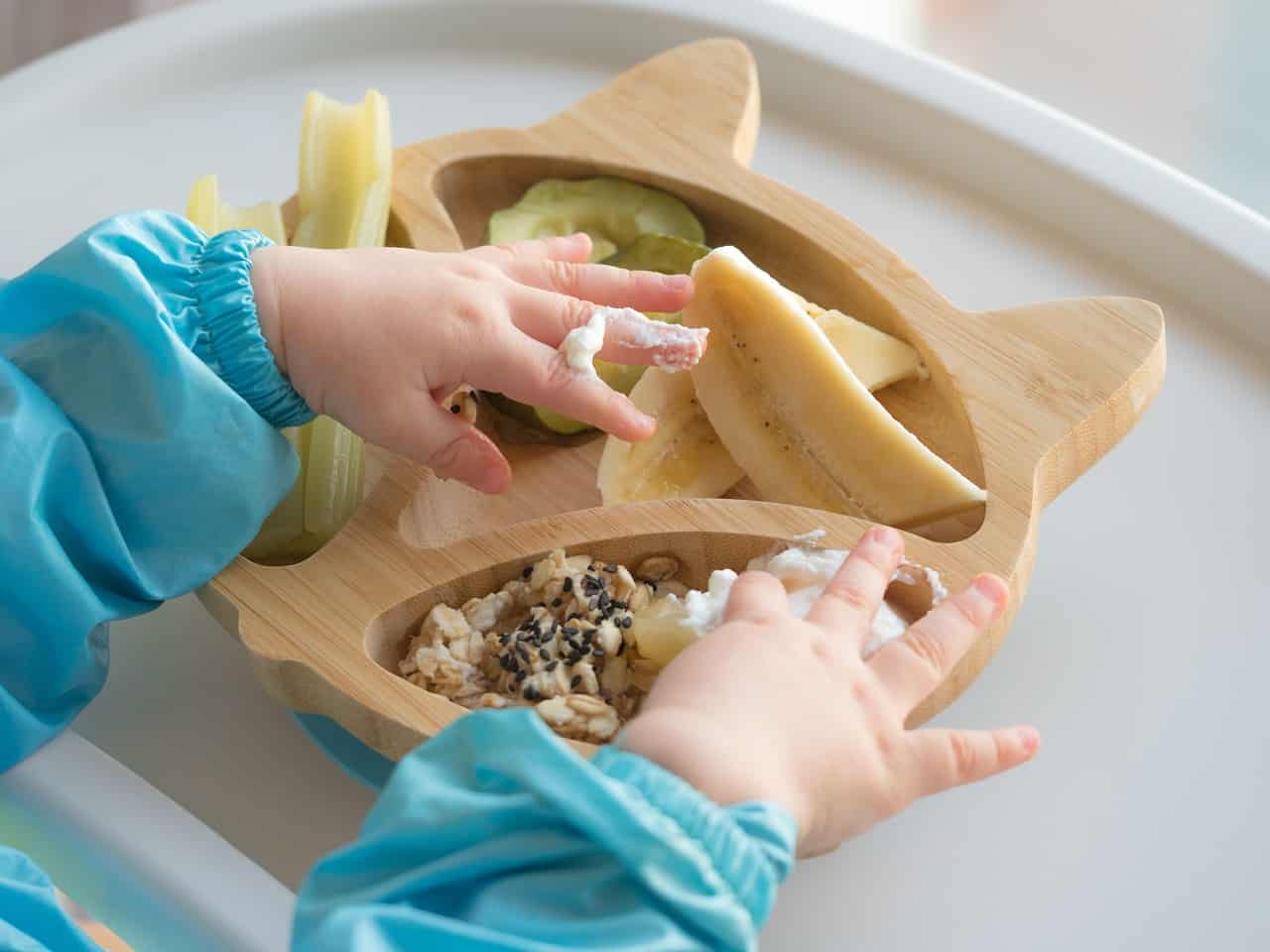 Co brać pod uwagę, wybierając pierwsze naczynia dla dziecka?