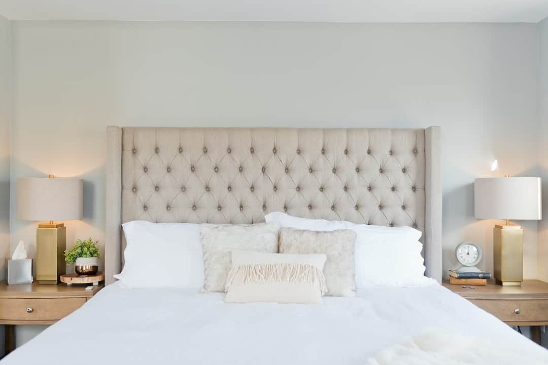 Łóżka z materacem – jak dopasować je do wnętrza pokoju?